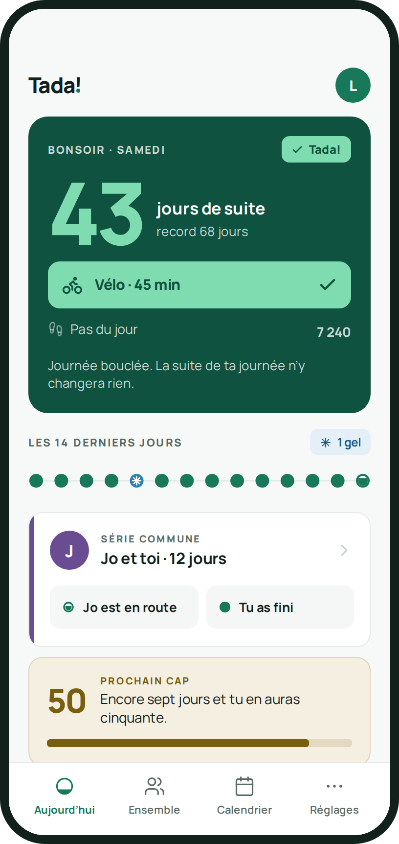 Écran de l’app Tada! : une série de 43 jours d’affilée, la journée validée avec 45 minutes de vélo et une série commune avec Jo.