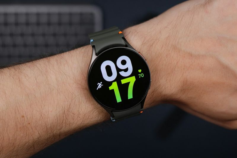 Chytré hodinky Samsung Galaxy Watch na zápěstí