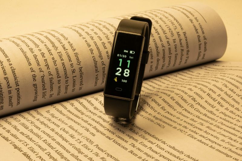 Un bracelet d’activité posé sur un livre ouvert